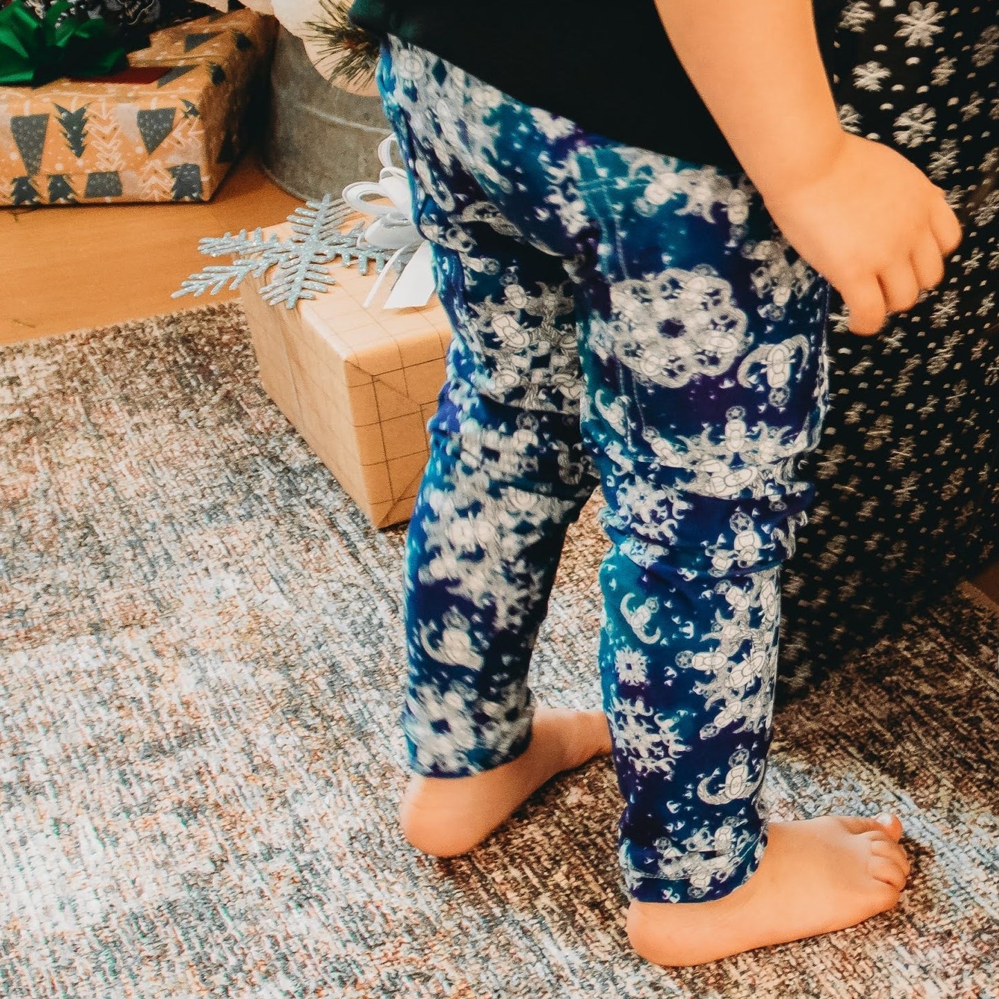 Leggings with Pockets (Youth) - "EOD Snowflakes"