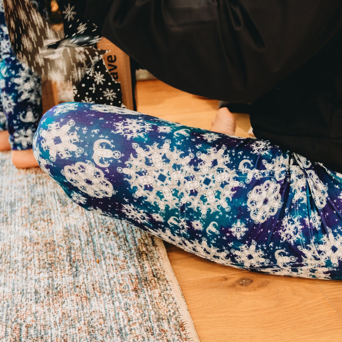 Leggings with Pockets (Misses/Teen) - "EOD Snowflakes"