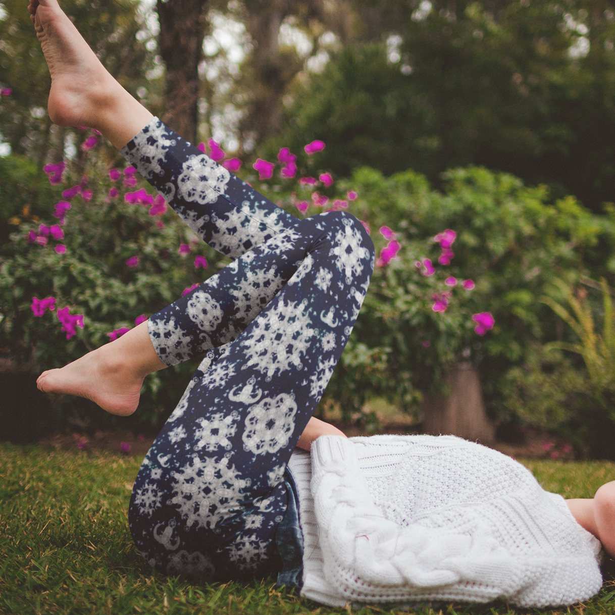 Leggings with Pockets (Misses/Teen) - "EOD Snowflakes"
